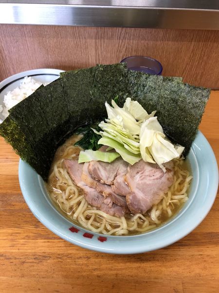 「中盛りチャーシュー  固め濃いめ  海苔 中ライス」@吉田家 本店の写真