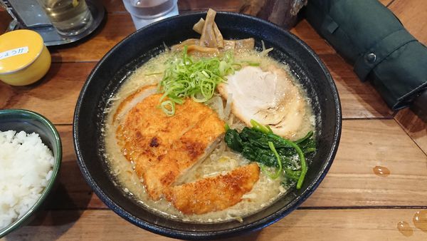 「とんかつ味噌らーめん 930円 + ライス（小）」@北の大地 三田店の写真