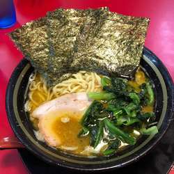 固め薄めのノーマルラーメン＋ライスに餃子