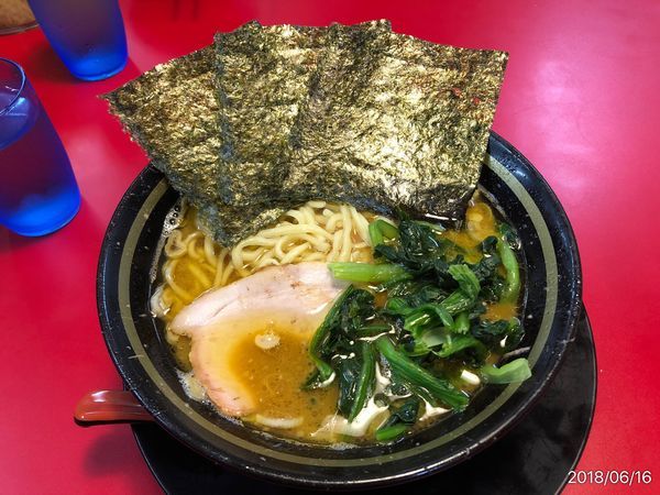 「固め薄めのノーマルラーメン＋ライスに餃子」@家系ラーメン 王道 いしいの写真