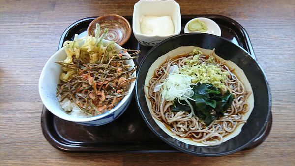 「ミニかき揚げ天セット（冷＋５０円）＝７４０円　※」@三そばの写真