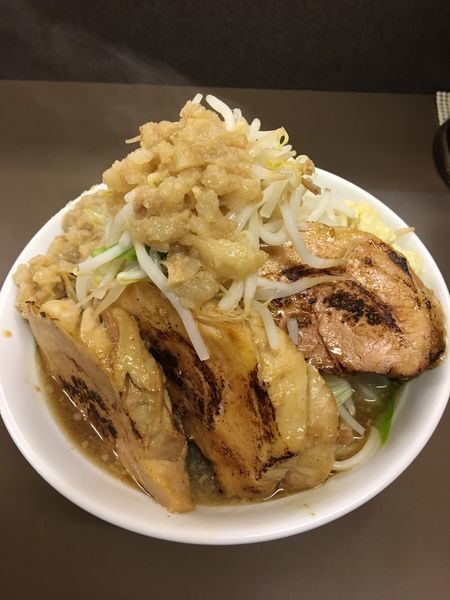 「中ラーメン 800円  + 豚2枚 160円」@ブタヤマニンニクンの写真