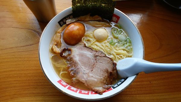 「塩バターラーメン大盛＋地鶏の煮玉子」@中華そば 阿波家の写真