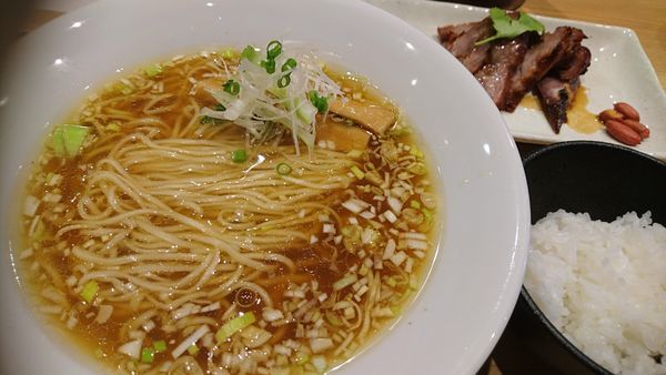 「チャーシューそば＋ライス（昼は無料）」@中華そば 龍の眼 Produced by 創作麺工房 鳴龍の写真