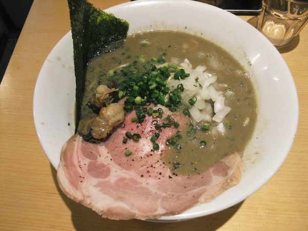 「濃厚牡蠣煮干中華そば（880円）」@麺屋 まほろ芭の写真