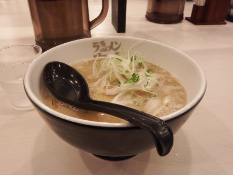 「とんこつラーメン　ノーマル」@ラーメン海鳴 福岡空港店の写真