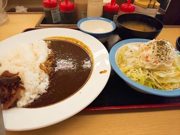 「オリジナルカレー並盛+ポテトサラダ+温玉」@松屋 江戸川橋店の写真