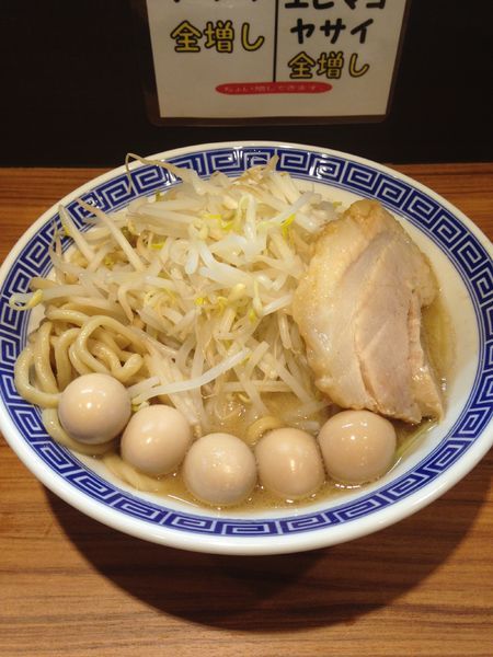 「ラーメン(並)700円うずら100円」@びんびん豚の写真