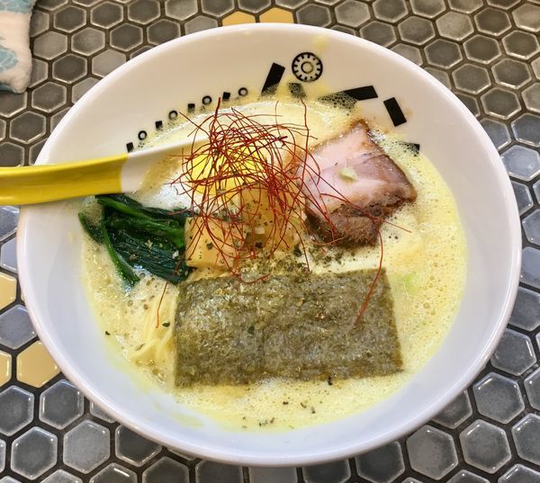 「ナマナマパイン 850円 + パイナップル味玉」@パイナップルラーメン屋さん パパパパパインの写真