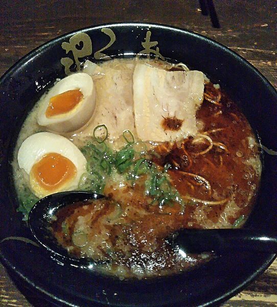 「六黒 700円＋煮卵 150円＋替玉 10円」@ろくの家 大黒店の写真