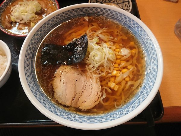 「醤油らぁ麺(もつ煮セット)880円」@うなりの写真