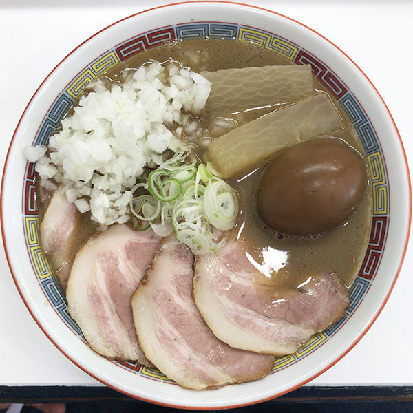 「煮干鰮豚骨らーめん煮玉子入り・肉増し＋玉ねぎ」@煮干鰮豚骨らーめん 嘉饌の写真