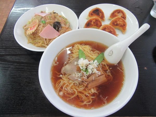 「Ｃセット　ら～めんと半中華丼（８８０円）＋ギョウザ」@88らーめんの写真