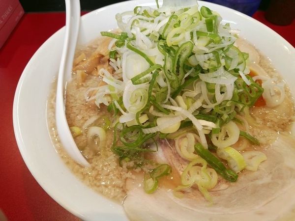 「しょうゆ味玉子らーめん（薬味ネギ多め）」@濃厚こってりら～めん つばめの写真