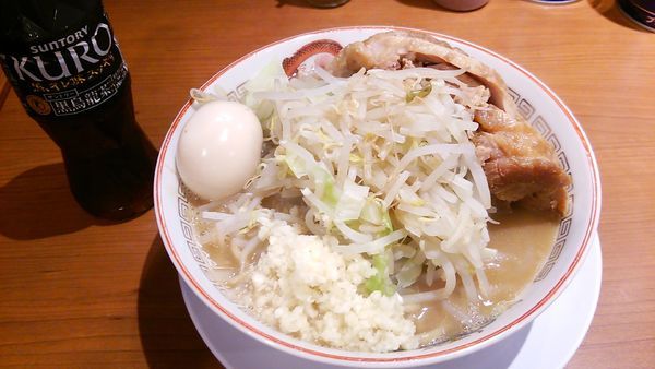 「小ラーメン豚入り(900円)、味玉(100円)」@豚山 町田店の写真
