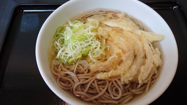 「かけそば+かき揚げ」@製麺所の立ち喰いうどん・そば 大門の写真