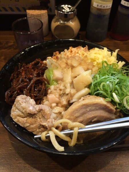 「汁なし（麺200g、クラゲ、マヨ、チーズ、サクサク）」@ガチ盛りラーメン アオイローの写真