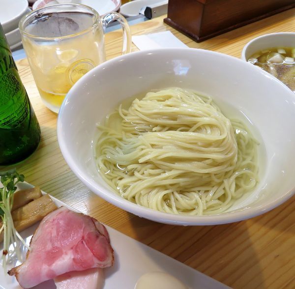 「特級白醤油つけ麺（950円）＋ハートランド」@自家製麺 くろ松の写真