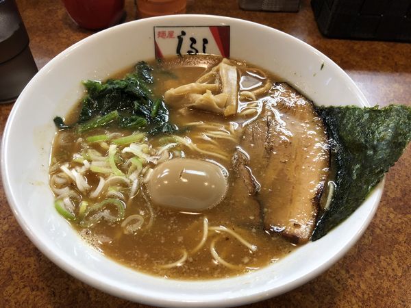 「かつお醤油ラーメン（煮玉子）＋サービスライス」@麺屋しるしの写真