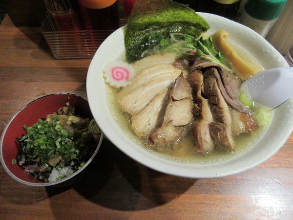 「トビウオの塩らーめん なめろう丼付き(890円)+肉」@らーめん・つけめん 八角の写真