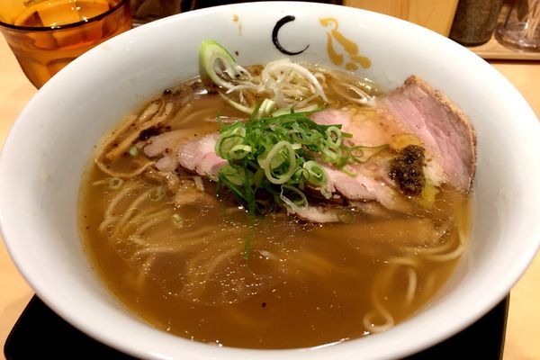 「煮豚そば」@SOBAHOUSE 金色不如帰 新宿御苑本店の写真