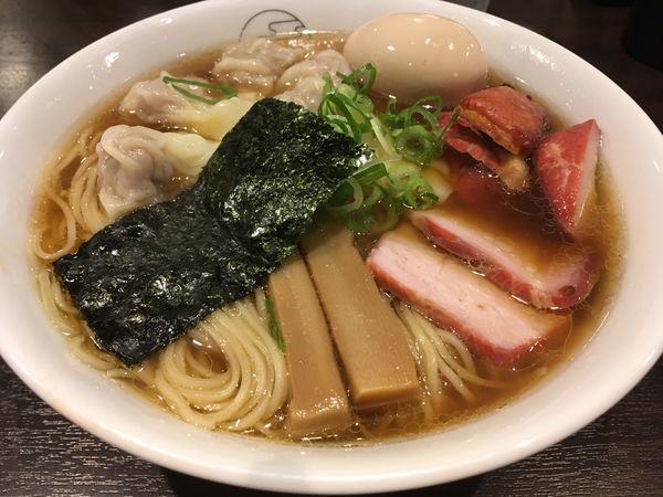 「黒だし肉ワンタン麺大盛味玉切落とし焼豚」@八雲の写真