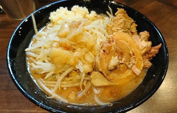 「らーめん(小)750円」@ガチ盛りラーメン アオイローの写真