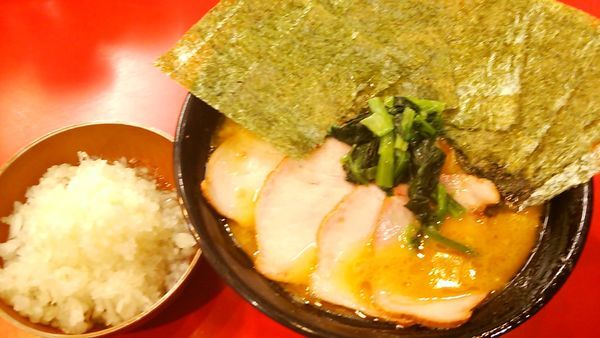 「中盛チャーシュー麺、刻み玉ねぎ、海苔」@家系総本山 ラーメン吉村家の写真