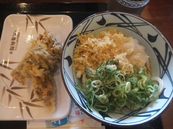 「冷ぶっかけ並290(半額140)大根おろし70まいたけ140」@丸亀製麺 我孫子店の写真