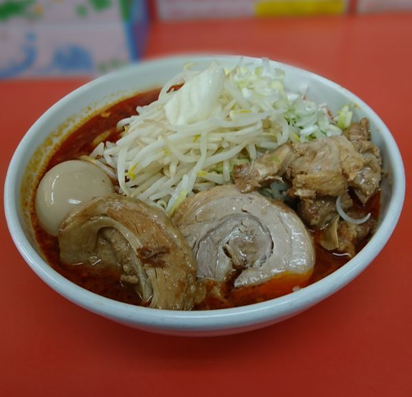 「辛ラーメン小＋くずし豚＋味玉」@らー麺 ぶたのジョーの写真