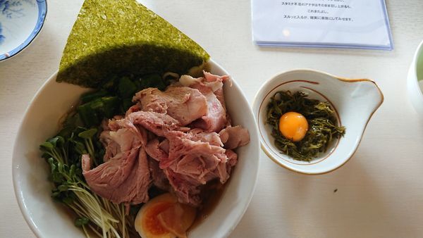 「冷やしラーメン肉増し【玉子付きメカブ】」@中華そば はやつの写真