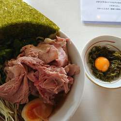 冷やしラーメン肉増し【玉子付きメカブ】