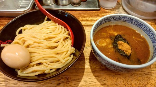 「つけ麺(並) 760円＋半熟玉子＋肉ねぎ飯 260円」@つけ麺専門店 三田製麺所 有楽町店の写真