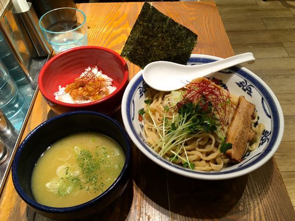 「鶏白湯つけ麺 (中盛 ＋ ミニチャーシューご飯：サービス）」@つけ麺や 武双 グランツリー武蔵小杉店の写真