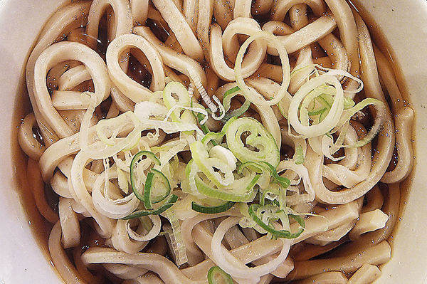 「かけうどん(大盛)」@焼鳥日高 せんげん台西口店の写真