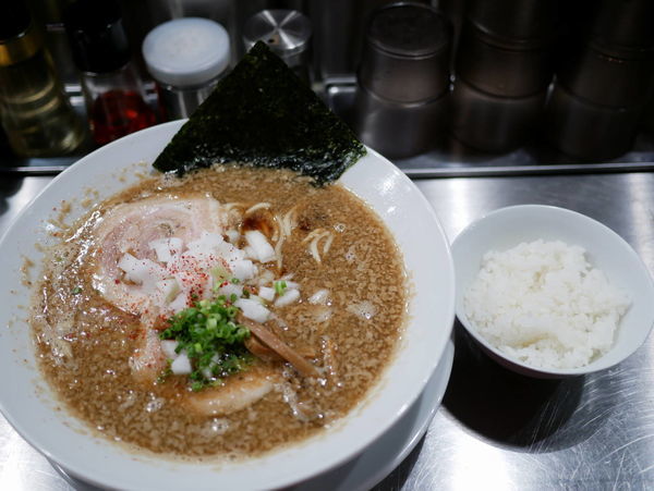 「背脂ジョニー＋小ライス」@麺屋 愛心 TOKYO 町屋店の写真