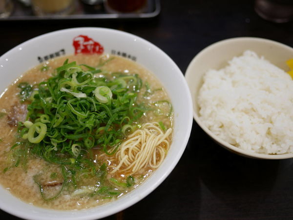 「ラーメン 並 麺30秒硬め＋脂多め＋ライス普通」@京都銀閣寺 ますたにラーメン 日本橋本店の写真