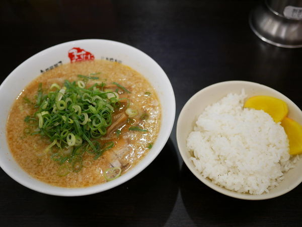 「ラーメン 並 麺30秒硬め＋背脂多め＋辛いの多め＋ライス普通」@京都銀閣寺 ますたにラーメン 日本橋本店の写真