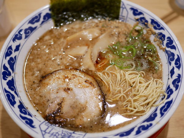 「亀王らーめん 昔味 粉落とし」@九州らーめん亀王 JR新大阪駅店の写真