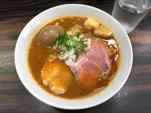 「辛いそば＋懐かしの固茹で玉子」@中華そば 梟の写真