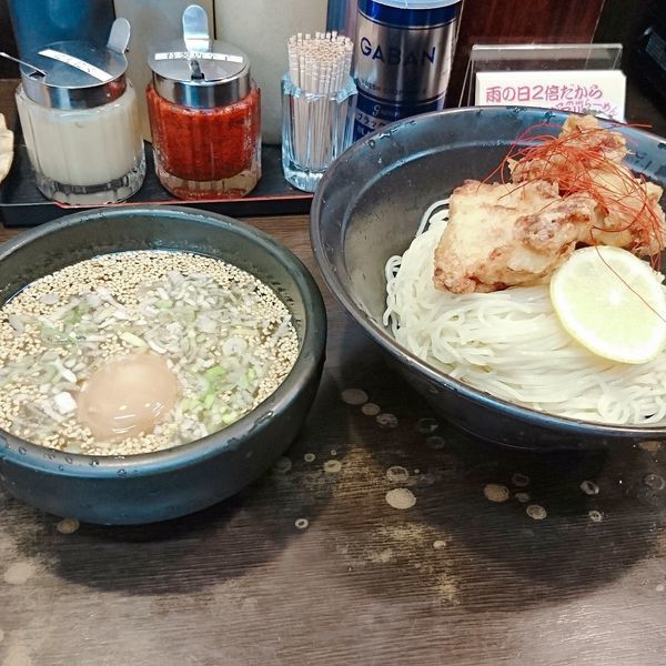 「煮干し鶏の冷製麺 塩 大盛り無料 味卵」@日の出らーめん 横浜桜木町本店の写真