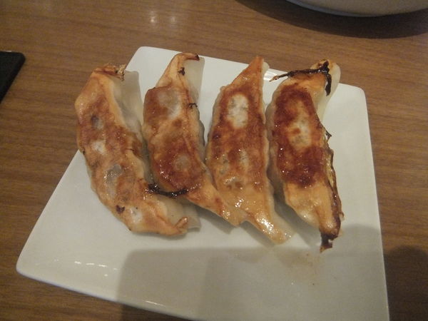 「冷やし黒ごま坦々麺&やみつき餃子2個1080円が540円」@紅虎餃子房 モラージュカシワ店の写真