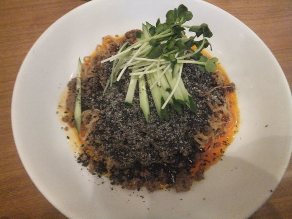 「冷やし黒ごま坦々麺&やみつき餃子2個1080円が540円」@紅虎餃子房 モラージュカシワ店の写真