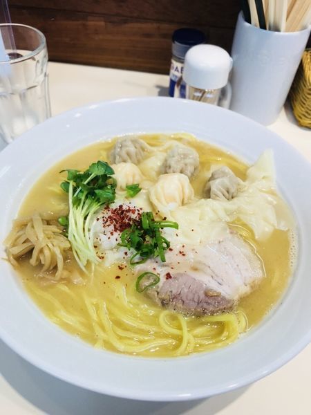 「肉エビワンタン 塩白湯 大盛り」@らぁ麺 ひなたの写真