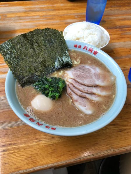 「チャーシュー麺中盛り  固め  中ライス」@六角家 本店の写真