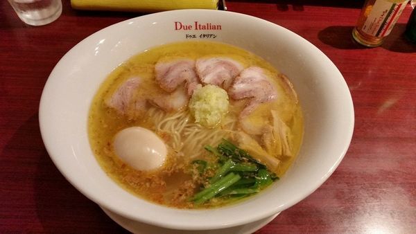 「具だくさんの塩」@黄金の塩らぁ麺 due Italian 市ヶ谷店の写真