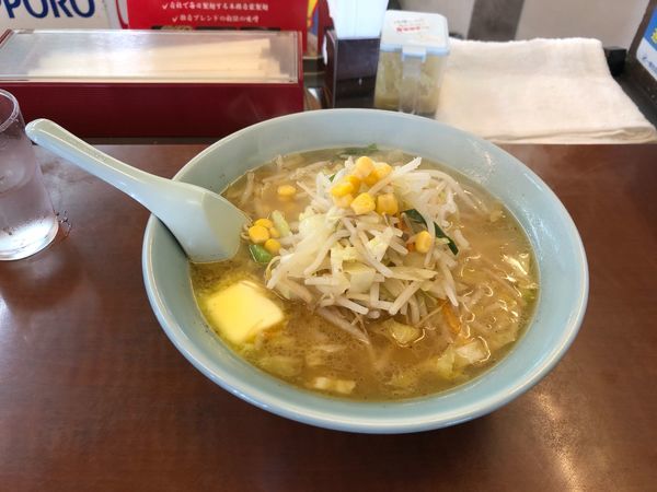 「塩バターラーメン ３ケ餃子 870円」@札幌ラーメン 満北亭 瑞穂店の写真