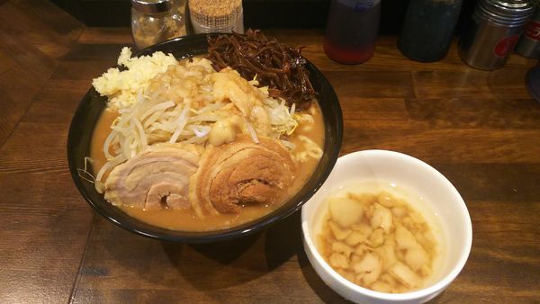 「らーめん大(やさいにんにくあぶらくらげ)」@ガチ盛りラーメン アオイローの写真