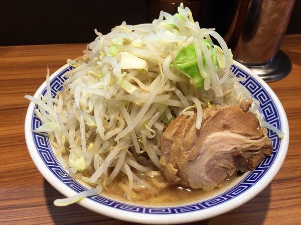「ラーメン並（７００円）ヤサイチョイマシ、ニンニク」@びんびん豚の写真