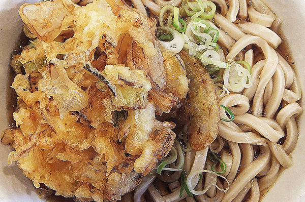 「かき揚げうどん(大盛)」@焼鳥日高 せんげん台西口店の写真